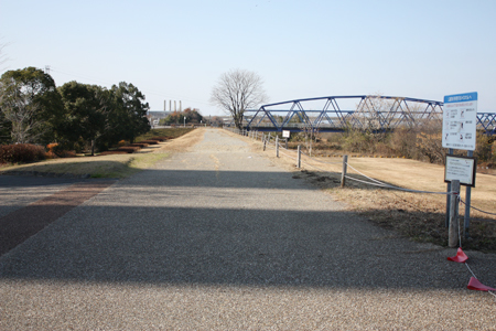 木曽川沿いの遊歩道