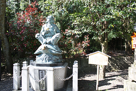 籠神社銅像