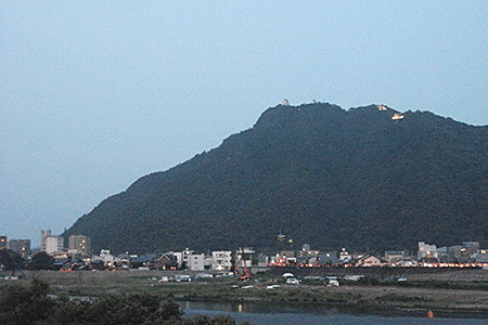 金華山と長良川