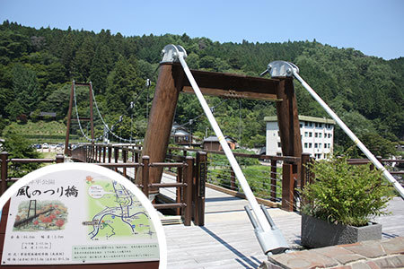 大井平公園風のつり橋