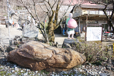 桃太郎神社洗濯石