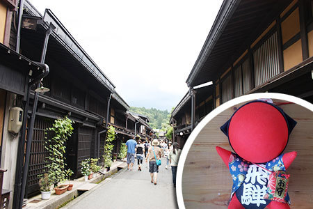 高山の町並みとさるぼぼ